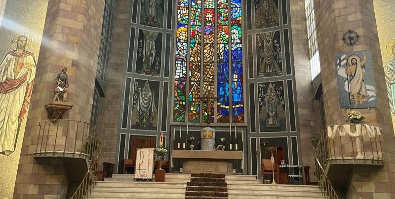 Altar de la parroquia San José Obrero de Torrelavega