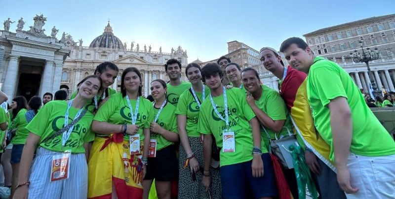 Patricio con jóvenes en Roma