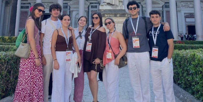 Patricio con jóvenes en Roma