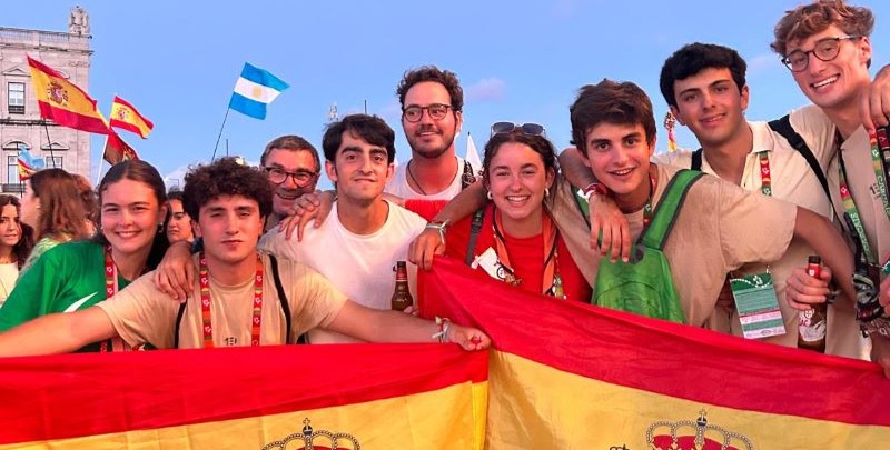 Patricio García con jóvenes en Roma