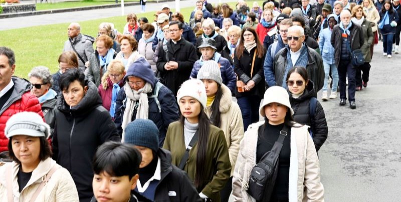 Procesión en Lourdes con peregrinos de todo el mundo