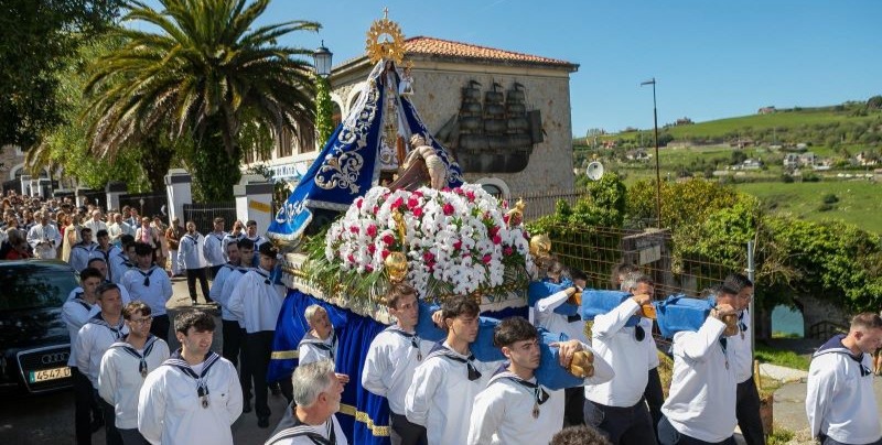 Procesión Virgen de la Barquera portada por picayos