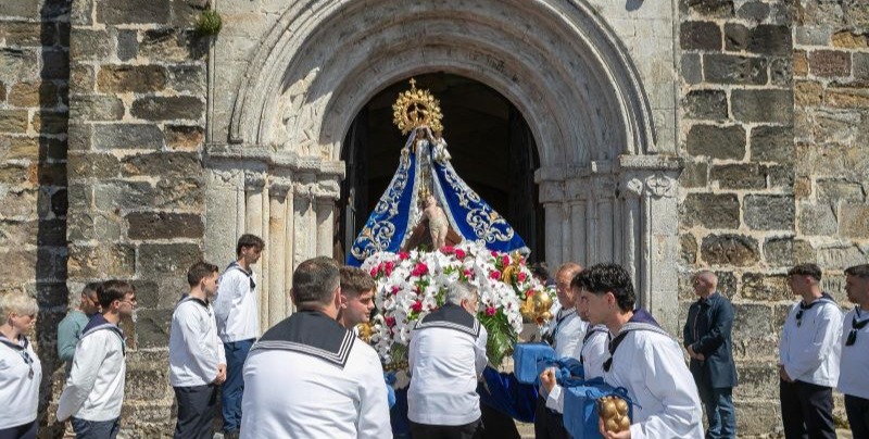 Virgen de la Barquera sale de la parroquia en procesión