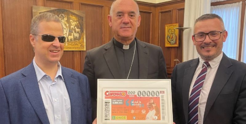 Monseñor Ros Murgadas recibe el cupón de la ONCE de la visita del Papa