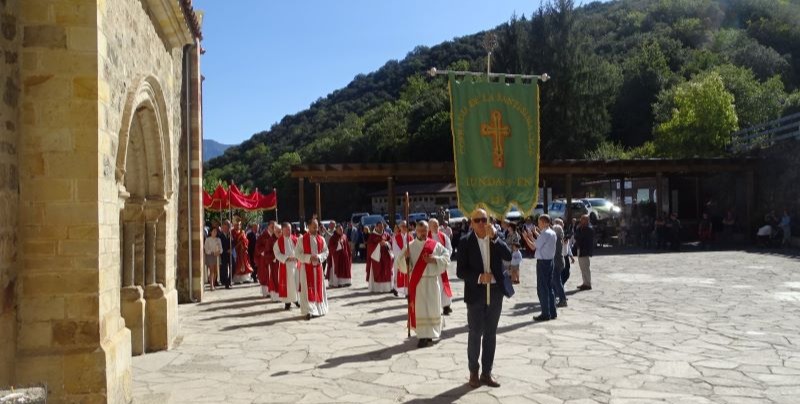 Procesión con la Cruz alrededor del monasterio de Santo Toribio