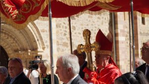 Procesión de entrada con el Lignum Crucis balo palio