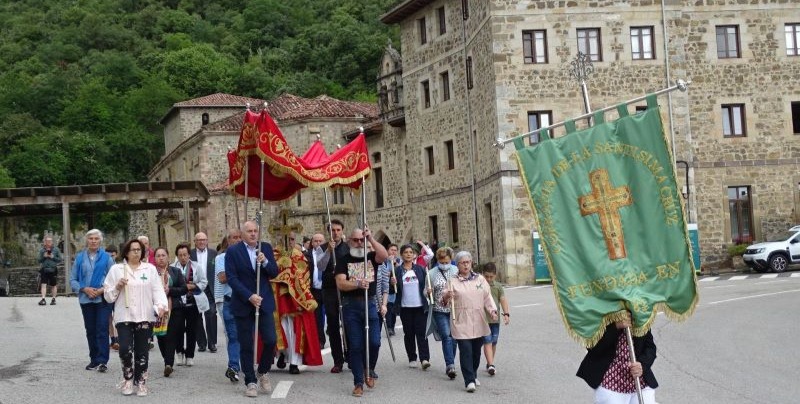 Procesión traslado Lignum Crucis a Potes en Pentecostés