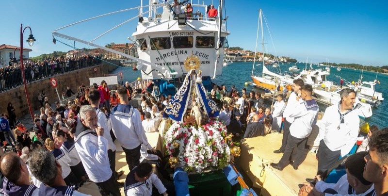 Procesión marítima con la Virgen de la Barquera