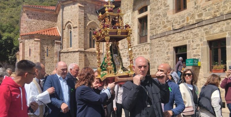 Monseñor Arturo Ros portando las andas de 'La Santuca'