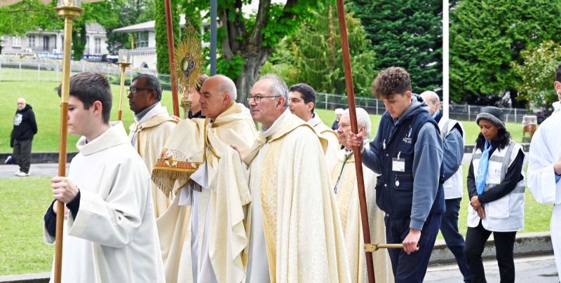 Procesión con el Santísimo en Lourdes