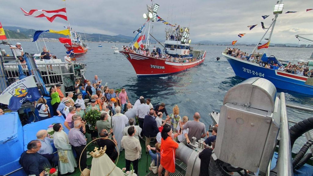 Procesión con la Virgen del Carmen en Laredo