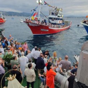 Procesión con la Virgen del Carmen en Laredo