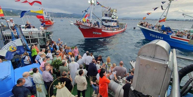 Procesión con la Virgen del Carmen en Laredo