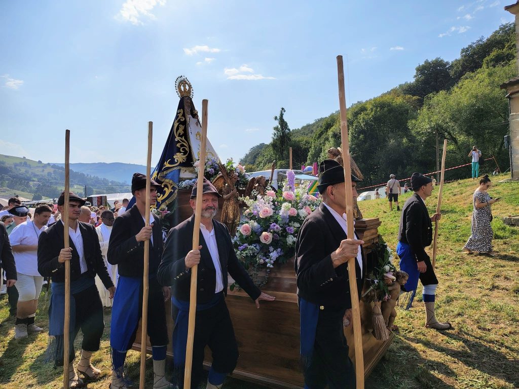Procesión con la Virgen de Valvanuz