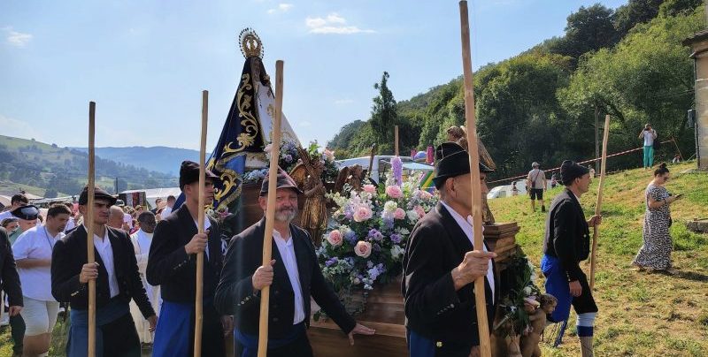 Procesión con la Virgen de Valvanuz