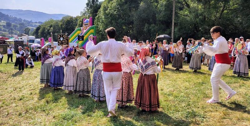 Procesión con la Virgen de Valvanuz