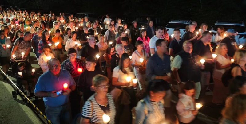 Fieles en la procesion de antorchas en la Bien Aparecida