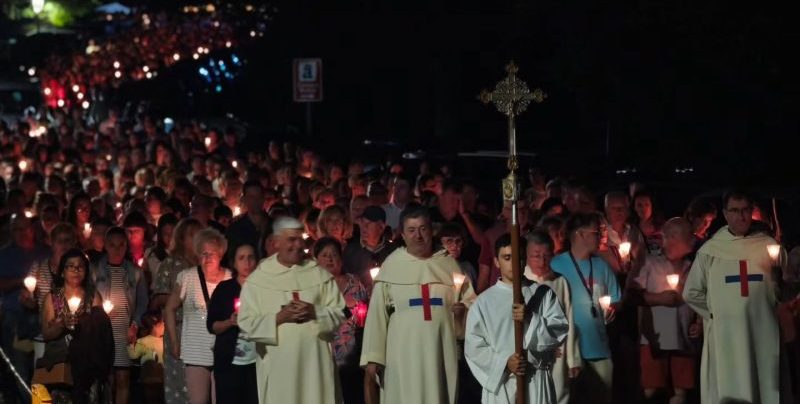 Procesion de antorchas en el santuario de la Bien Aparecida