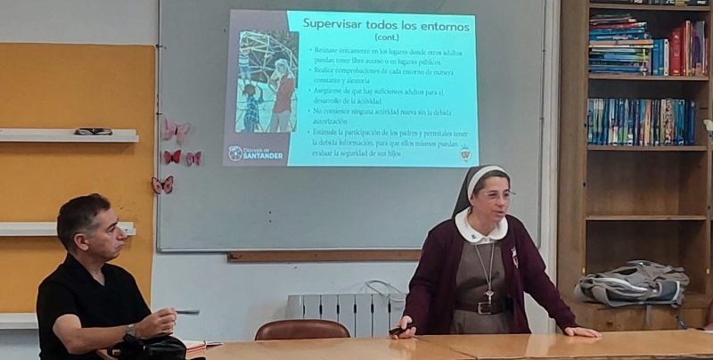 Sesión de protección a menores en el colegio del Barrio Pesquero