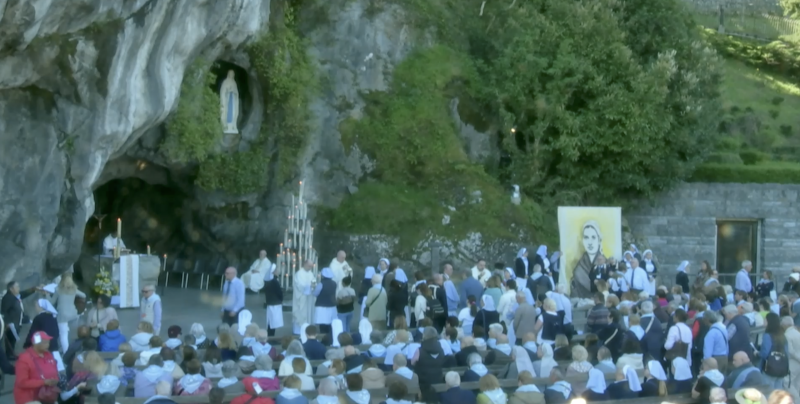 Peregrinos de Santander en la Misa celebrada en la gruta de Lourdes
