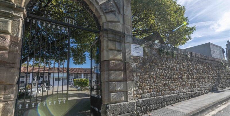 Puerta del cementerio de Torrelavega