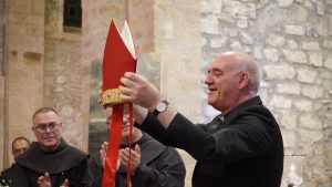 Monseñor Arturo Ros muestra la Mitra, regalo de los franciscanos de Santo Toribio