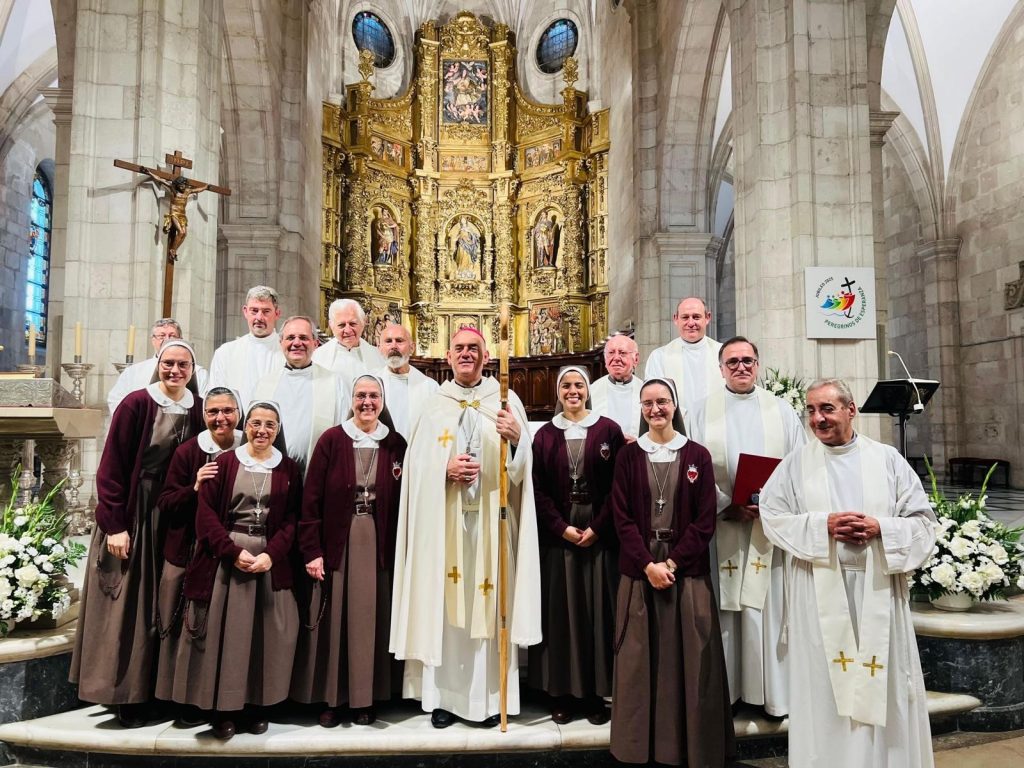 Monseñor Arturo Ros y cabildo con las religiosas de la catedral
