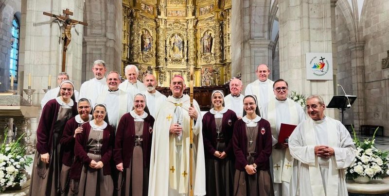 Monseñor Arturo Ros y cabildo con las religiosas de la catedral
