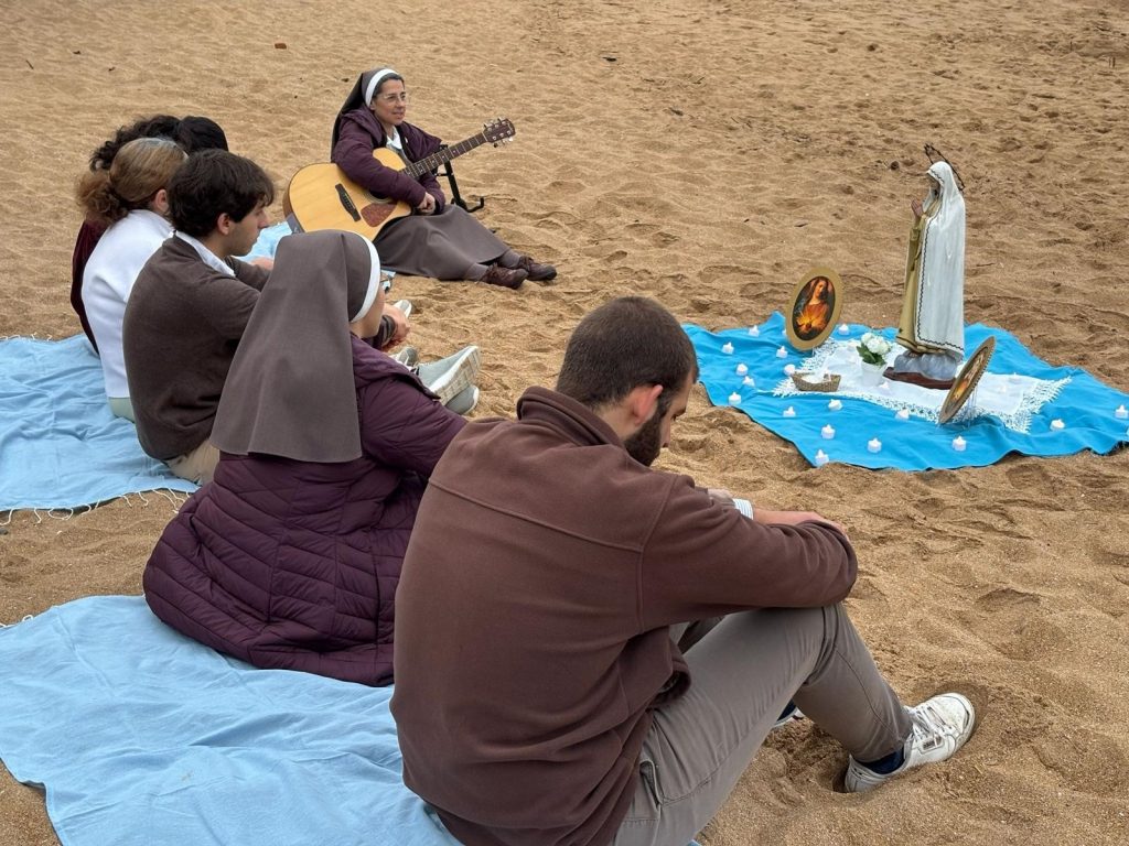 Oración jóvenes en la playa