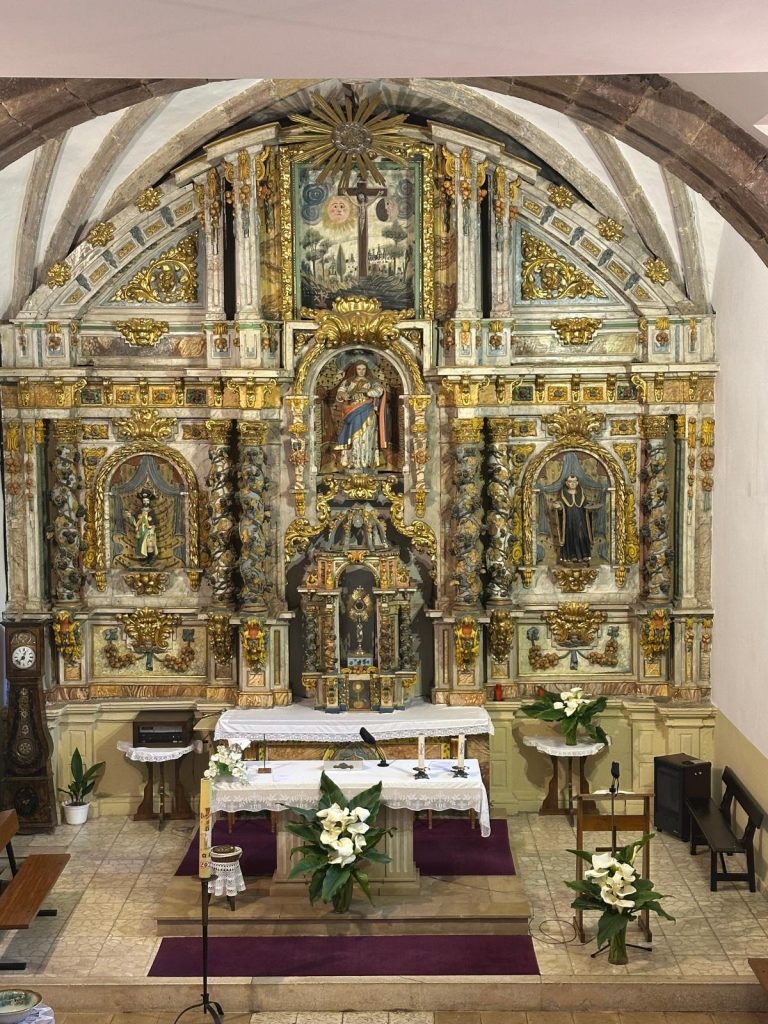 Altar parroquia de Igollo