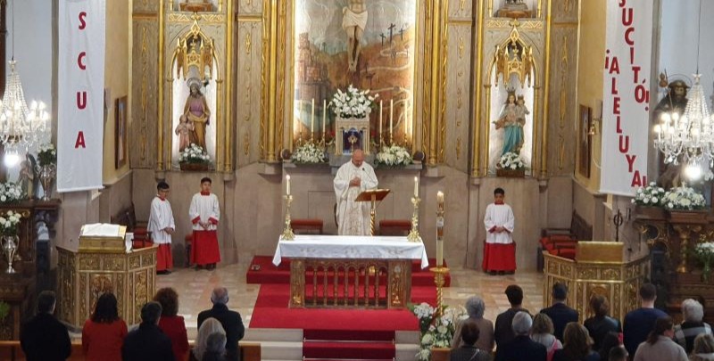 Ricardo Alvarado celebrando Misa en Bezana