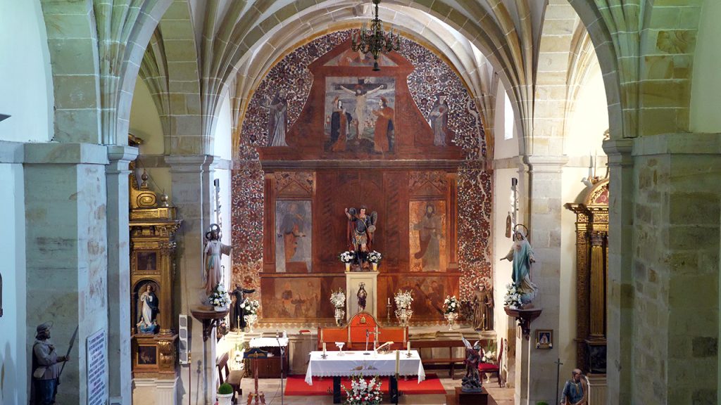 Interior iglesia San Miguel de Meruelo
