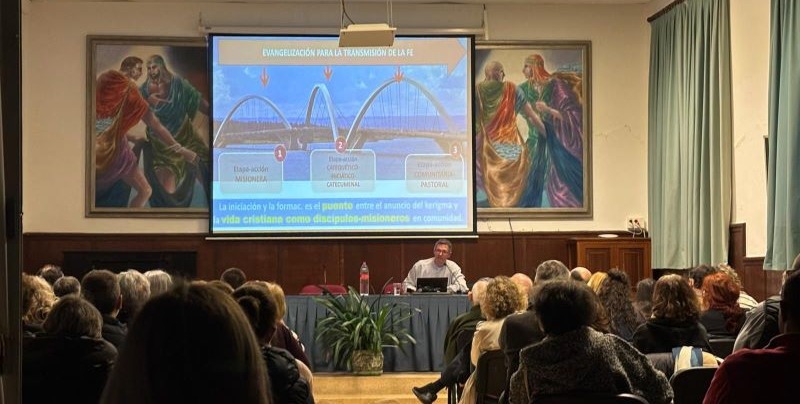 Panorámica del salón en la formación de Catequesis