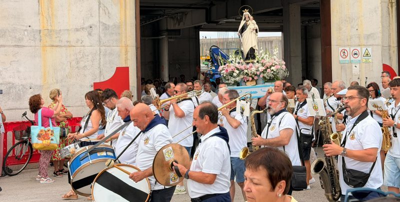 Misa del Carmen en la lonja de pescadores de Laredo