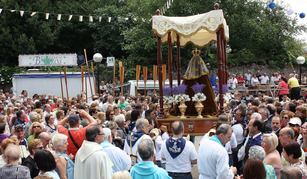 Procesión con la Virgen del Carmen en Revilla de Camargo