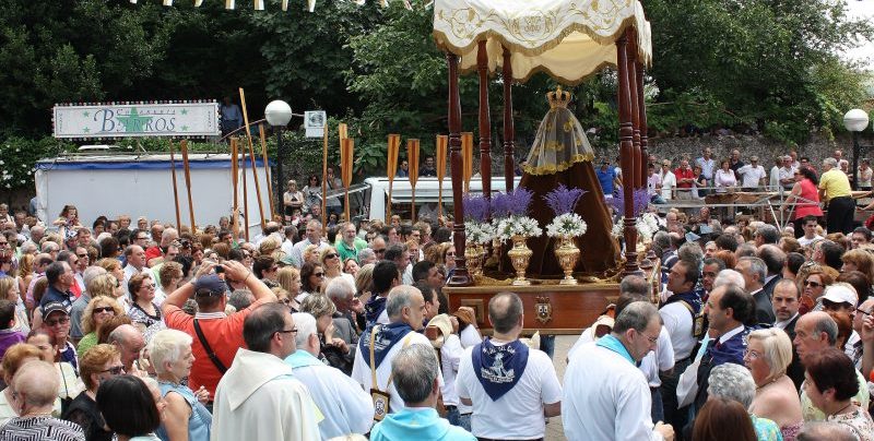 Procesión con la Virgen del Carmen en Revilla de Camargo