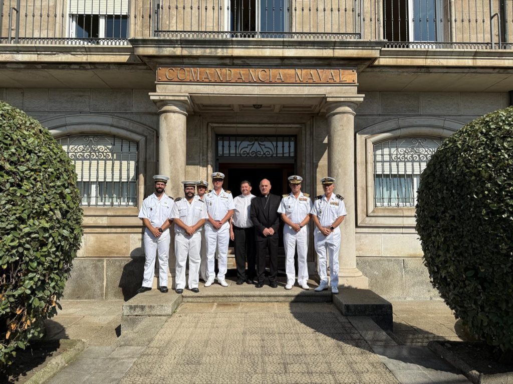 Visita de monseñor Ros a la Comandancia Naval de Santander