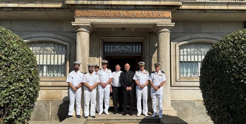 Visita de monseñor Ros a la Comandancia Naval de Santander