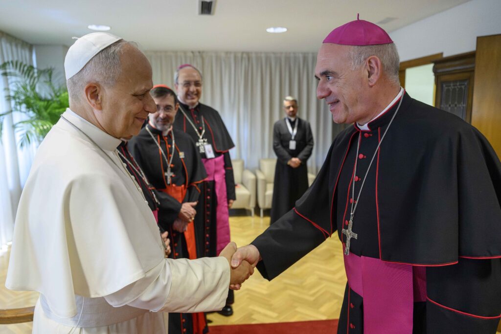 Monseñor Arturo Ros saluda al Papa León XIV en la CEE
