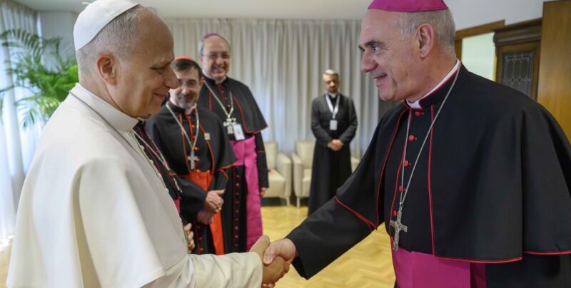 Monseñor Arturo Ros saluda al Papa León XIV en la CEE
