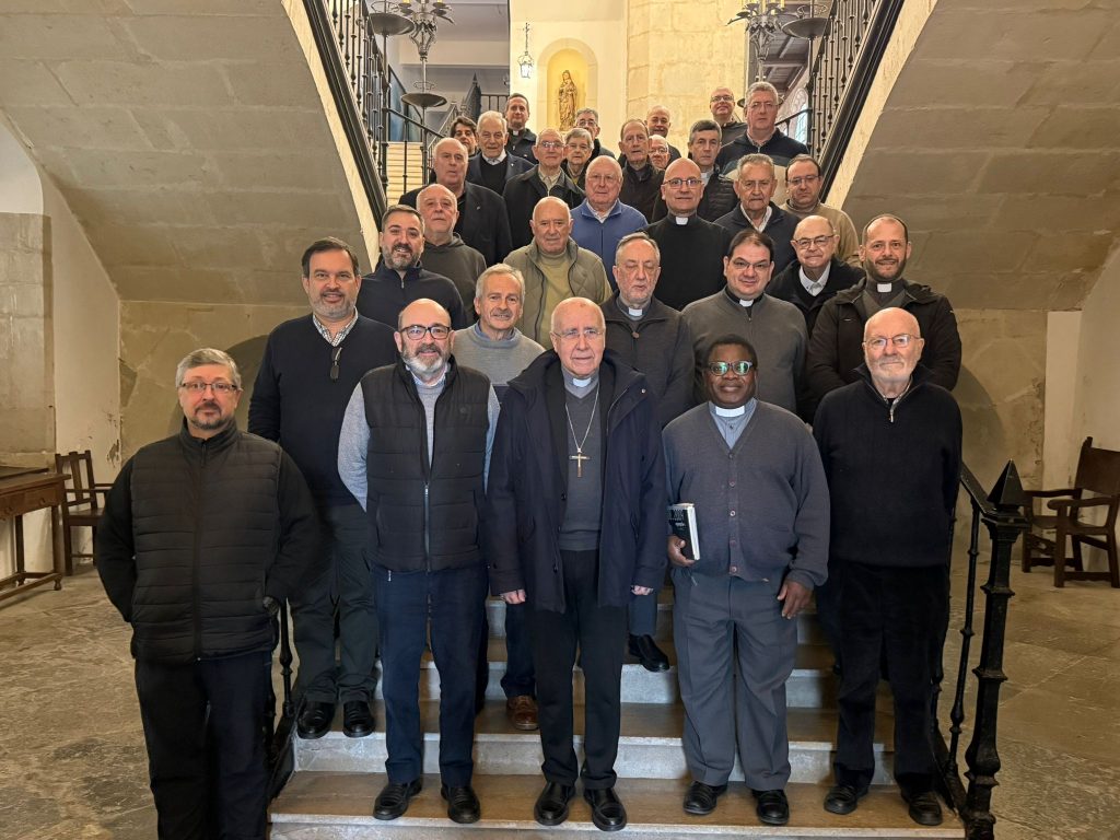 Grupo de Sacerdotes que participa en los ejercicios espirituales con monseñor Vilaplana