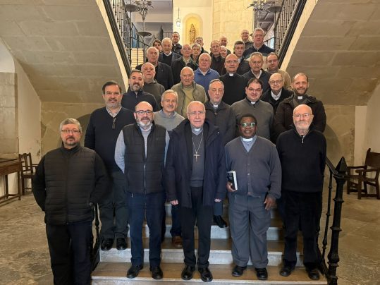 Grupo de Sacerdotes que participa en los ejercicios espirituales con monseñor Vilaplana