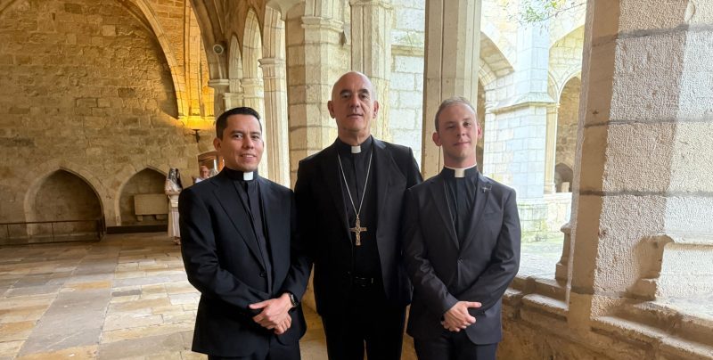 José Luis con monseñor Arturo Ros y Juan José Conde